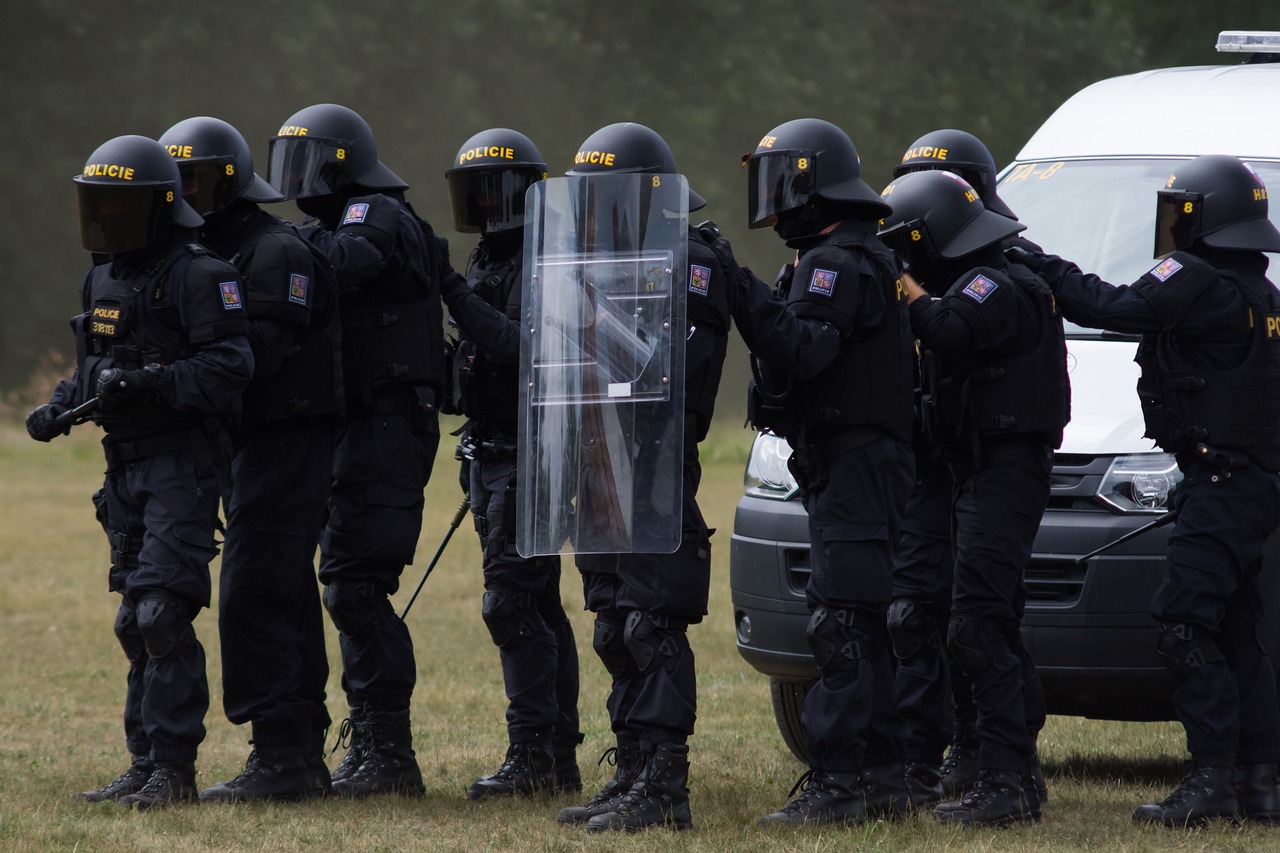 Poland Constitutional Tribunal Faces Riot Police Deployment Amid Government Showdown